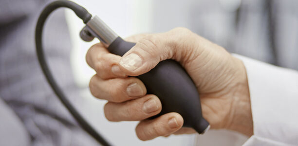 Bild zu Blutdruck senken - Für Hochbetagte gelten besondere Regeln