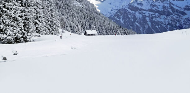 Bild zu Winterzauber am Arnisee - Ein Fass im Schnee