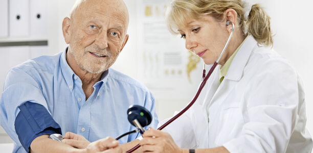 Bild zu Blutdruck - Auch Ältere profitieren von Blutdrucksenkung