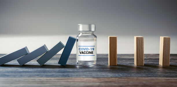 Bild zu COVID-19-Impfstoffe ... - ... reduzieren Virusübertragung