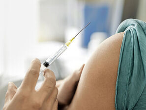 Bild zu HPV-Impfung bei Jugendlicher - Impfabstand zu lang: Wieder von vorn beginnen?