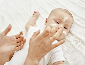 Bild zu Allergieprävention bei Säuglingen - Hautpflege gegen Nahrungsmittelallergien